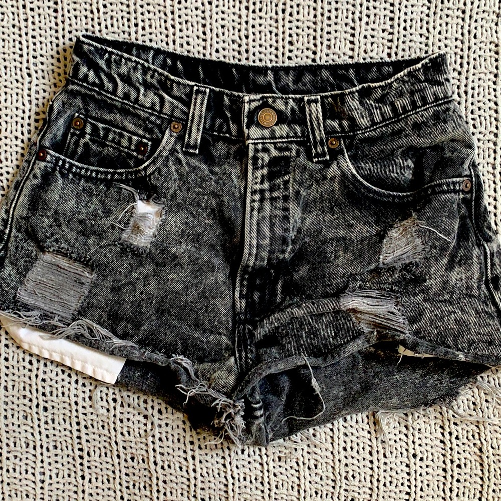 Vintage Levi’s High-waisted jean shorts